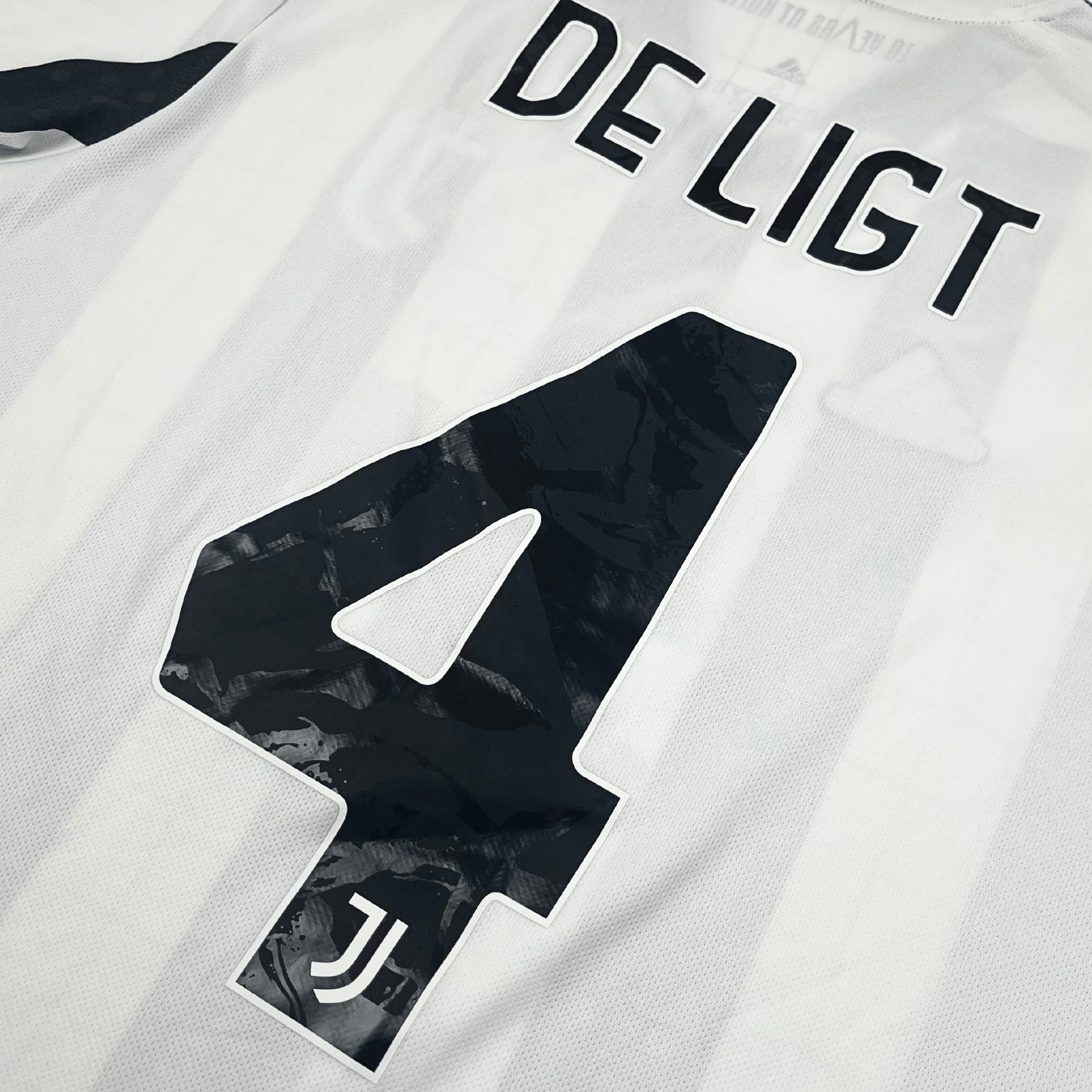 Juventus 2021-22 Home De Ligt #4 Shirt S