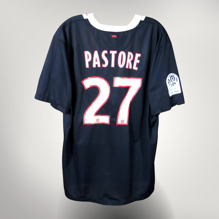 Nostalgic Football Shirts PSG 2011-12 thuisshirt marineblauw met Pastore 27 bedrukking en Ligue 1 patch op de mouw