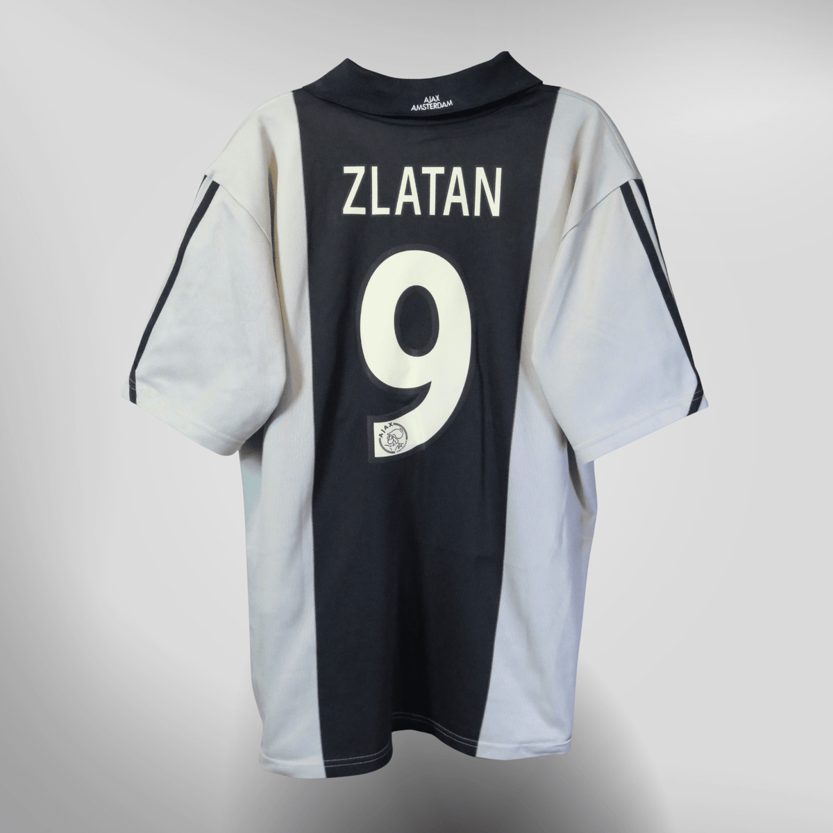 Vintage Ajax 2001-2002 Away football shirt with Ibrahimović 9 print, size XL | Nostalgic Football Shirts