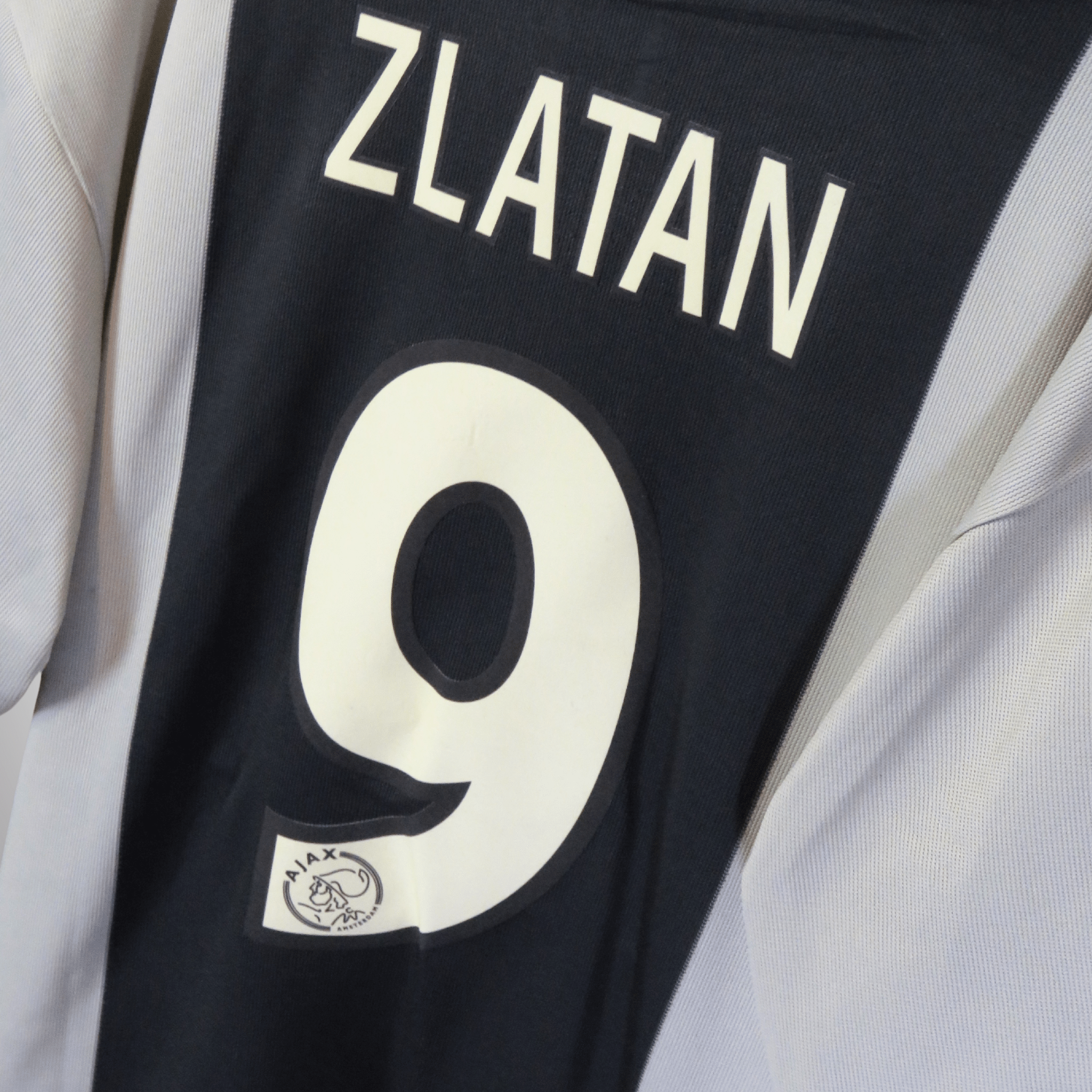 Ajax 2001-02 Away Ibrahimović #9 Shirt XL – Nostalgic Football Shirts Ajax 2001-02 Away Ibrahimović #9 Shirt XL – Nostalgic Football Shirts