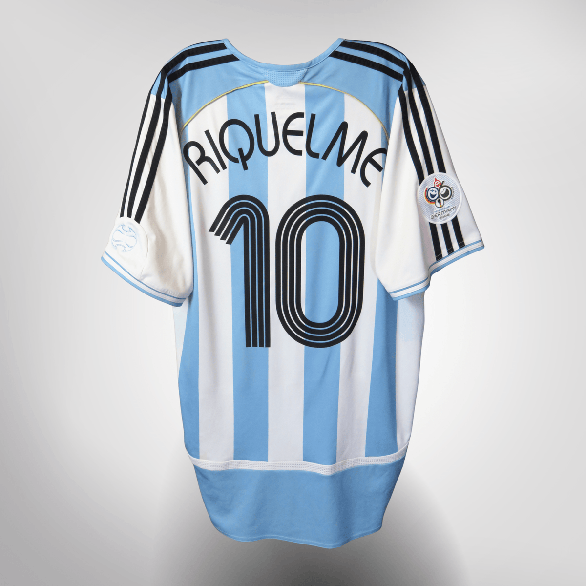 Vintage Argentina 2006-2007 Home football shirt with Riquelme 10 print, size L | Nostalgic Football Shirts