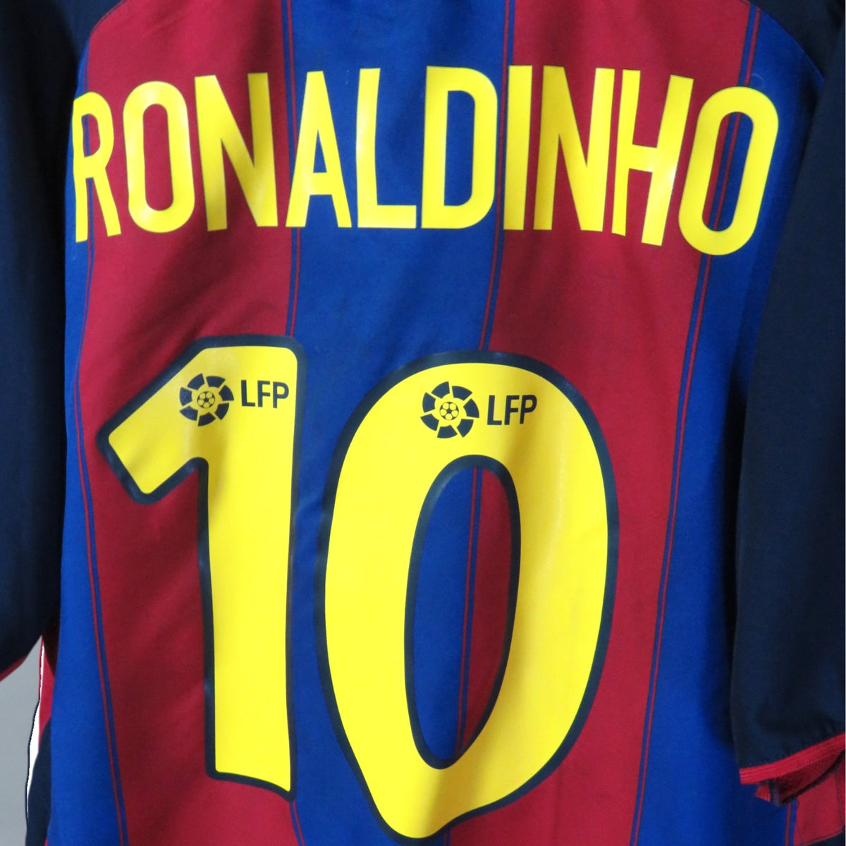 Retro Barcelona 2003-2004 Home football jersey by Nike, Ronaldinho 10, size L | Nostalgic Football Shirts