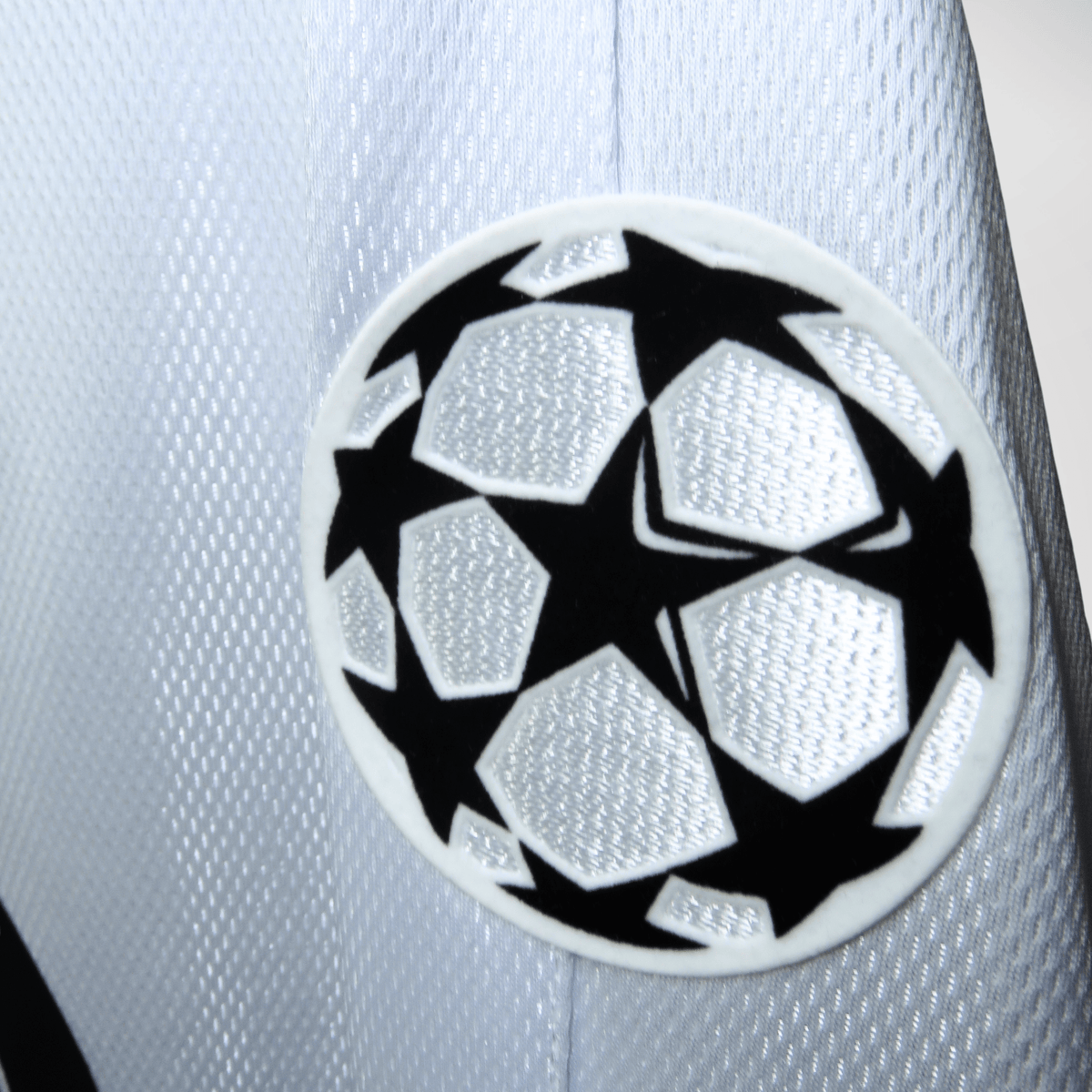 Vintage Chelsea 2003-2005 Away longsleeve football shirt with Drogba 15 print, size M | Nostalgic Football Shirts