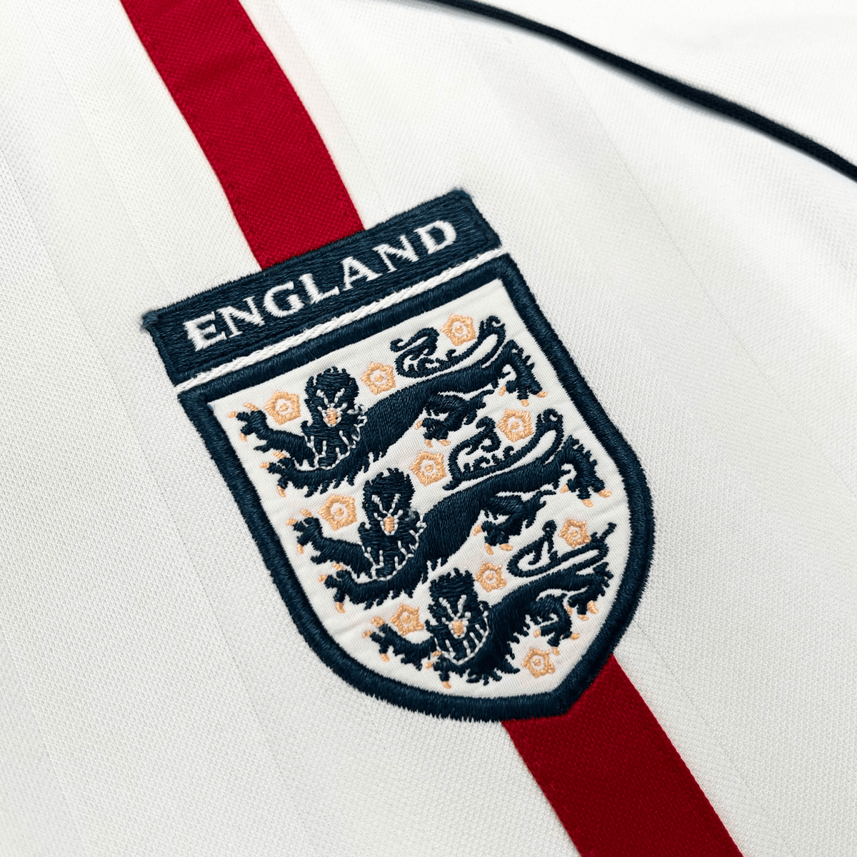 Vintage England 2001-2003 Home football shirt with Owen 10 print, size L | Nostalgic Football Shirts
