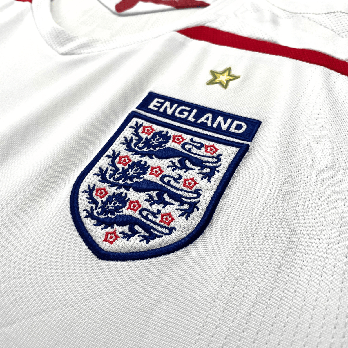 Vintage England 2007-2009 Home football shirt with Beckham 7 print, size M | Nostalgic Football Shirts
