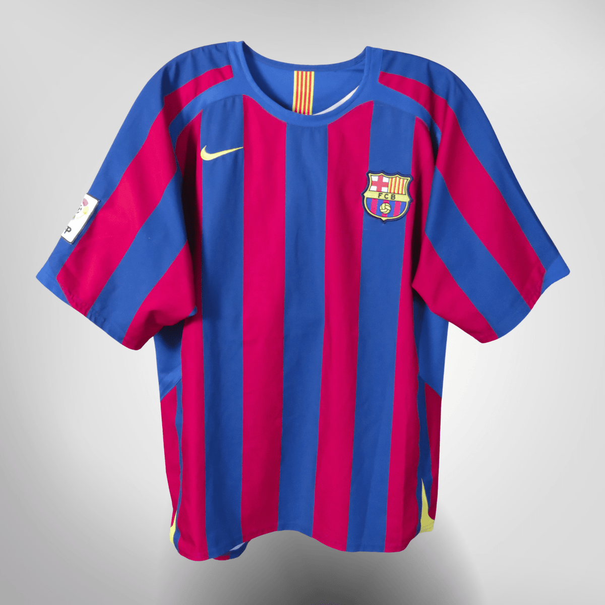 Authentic Nike FC Barcelona 2005-2006 Home shirt, Ronaldinho 10 on the back, size L | Nostalgic Football Shirts
