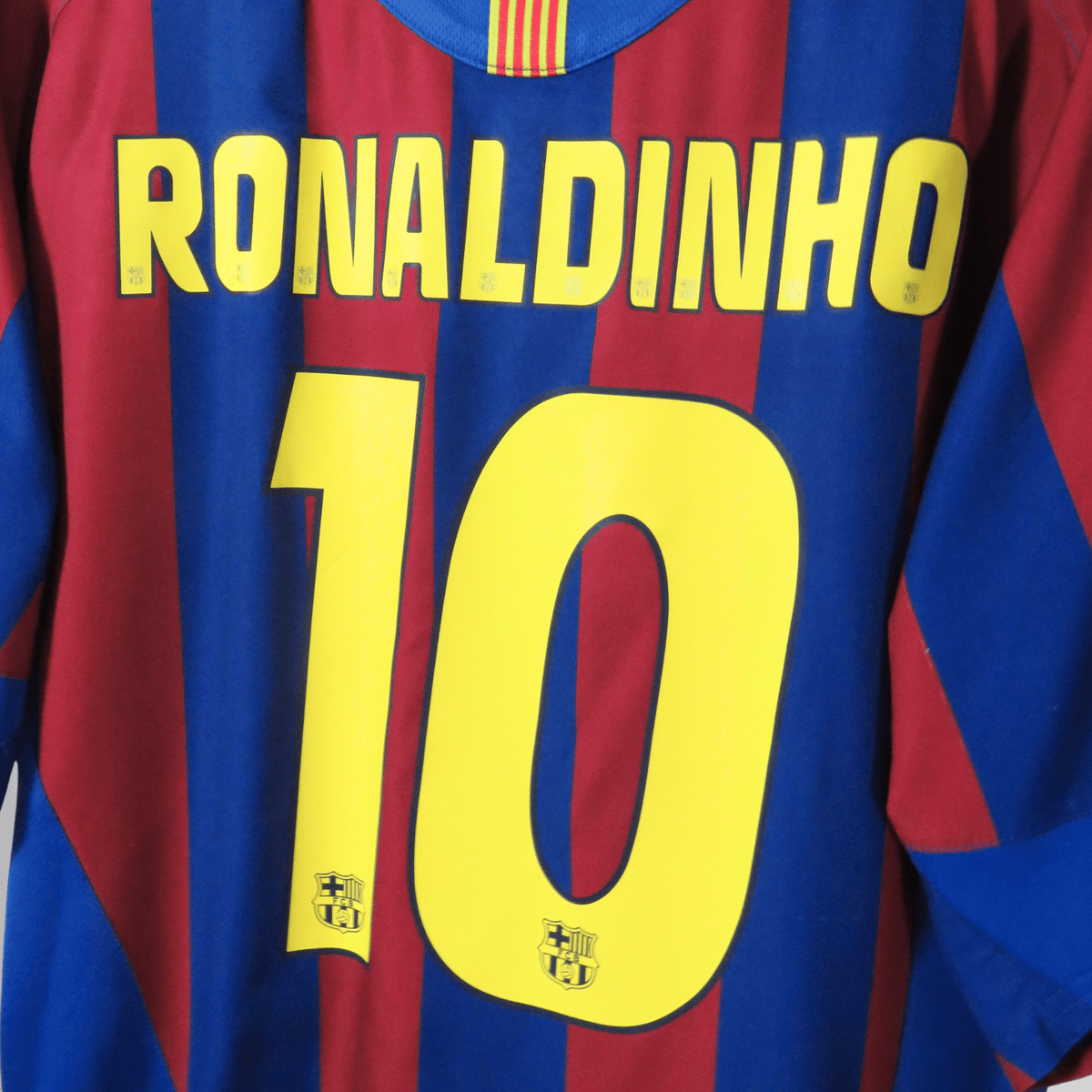 Retro FC Barcelona 2005-2006 Home football jersey by Nike, Ronaldinho 10, size L | Nostalgic Football Shirts