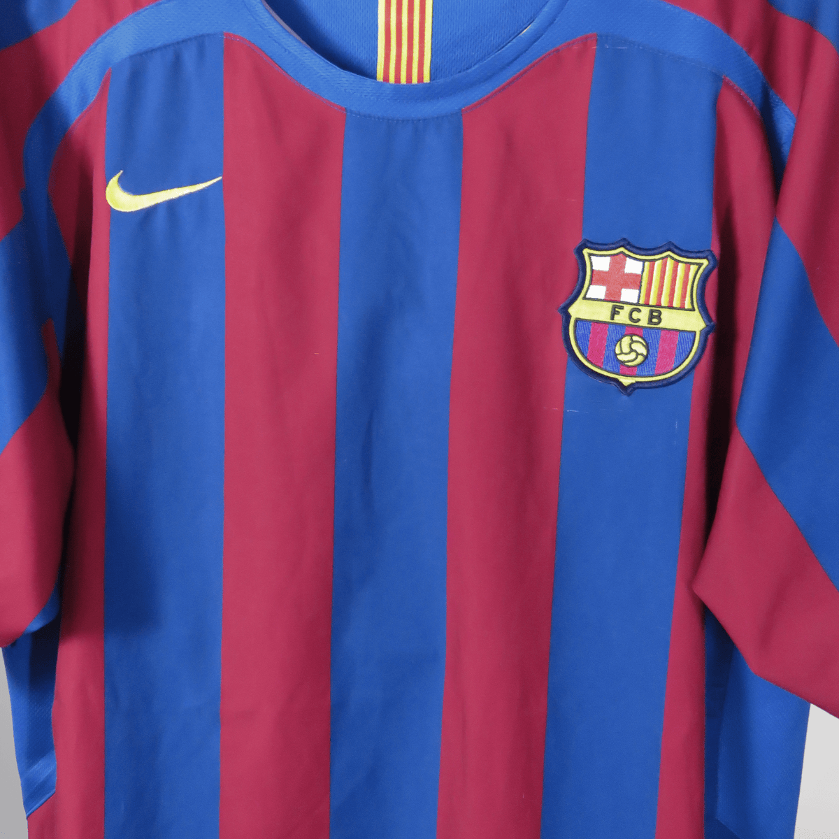 Original FC Barcelona 2005-2006 Home football shirt, size L, Ronaldinho 10 | Nostalgic Football Shirts