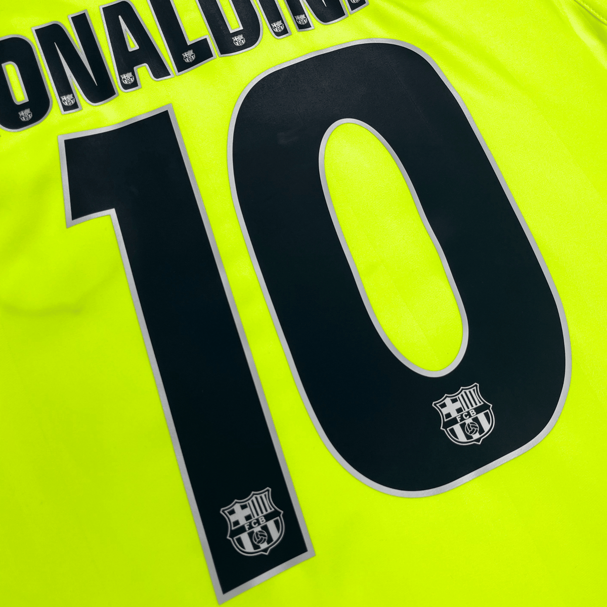 FC Barcelona 2005-06 Away Ronaldinho #10 Shirt M