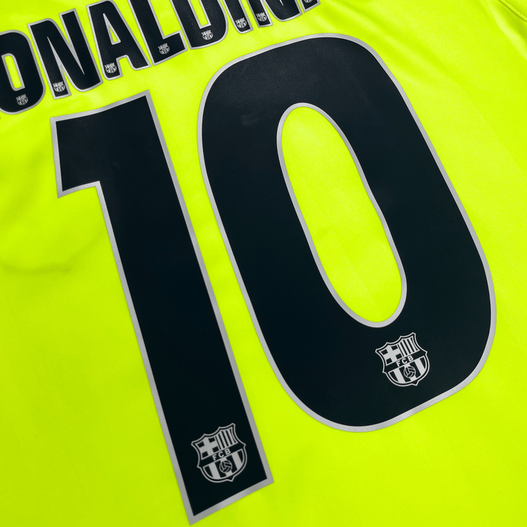 FC Barcelona 2005-06 Away Ronaldinho #10 Shirt M