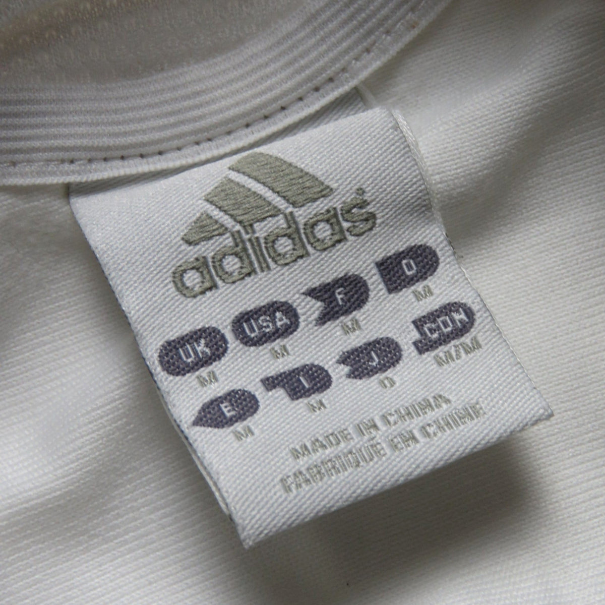 Vintage Real Madrid 2005-2006 Home football shirt with Beckham 23 print, size M, product code 109879 | Nostalgic Football Shirts