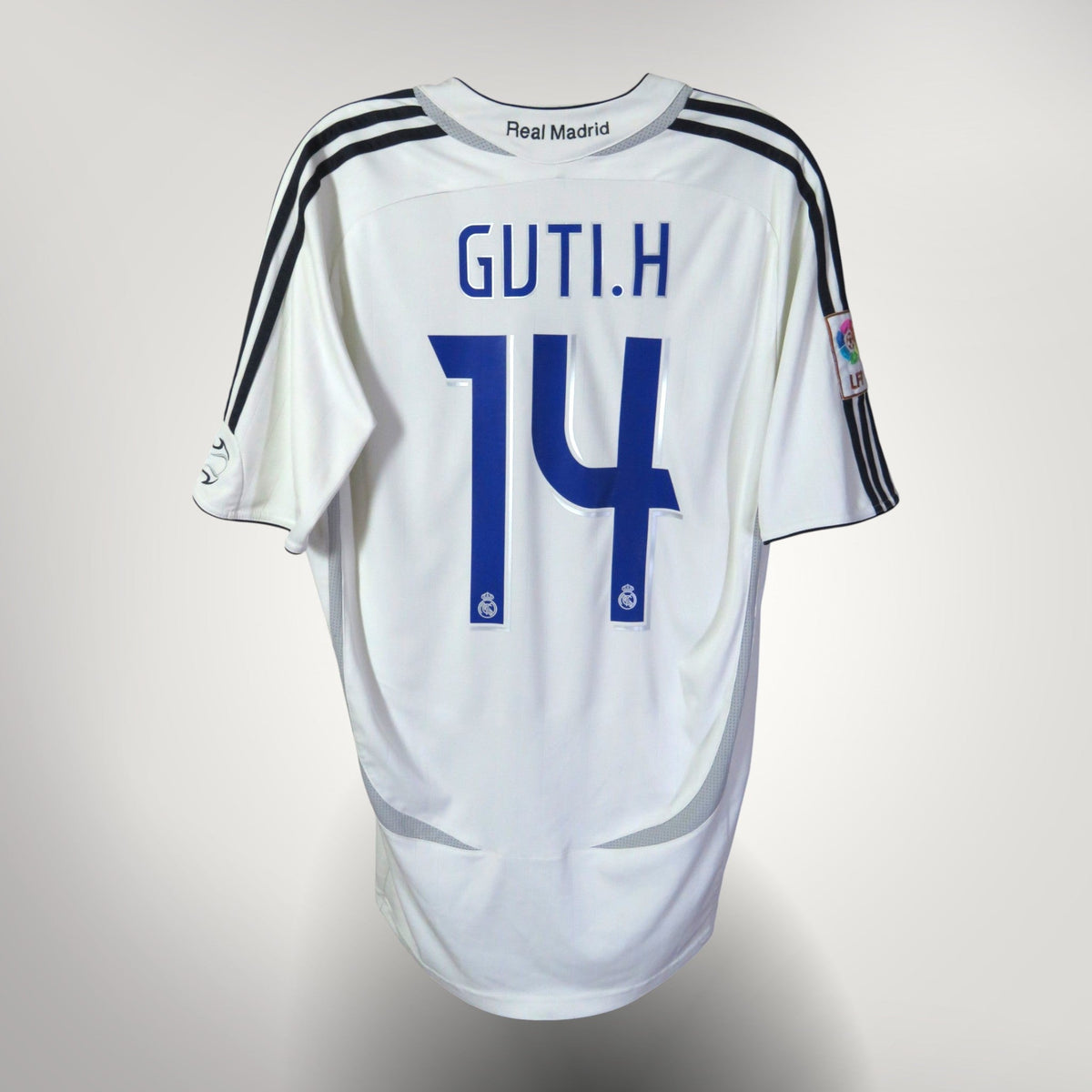 Vintage Real Madrid 2006-2007 Home football shirt with Guti 14 print, size M, product code 060879 | Nostalgic Football Shirts