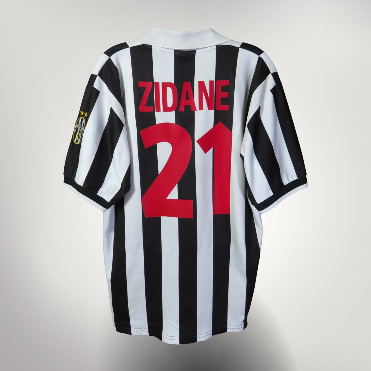 Vintage Juventus 1998-1999 Home football shirt with Zidane 21 print, size L | Nostalgic Football Shirts