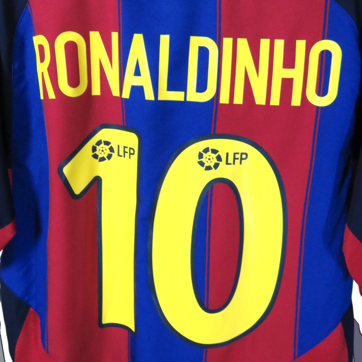 FC Barcelona 2003-04 Home Ronaldinho #10 Shirt S