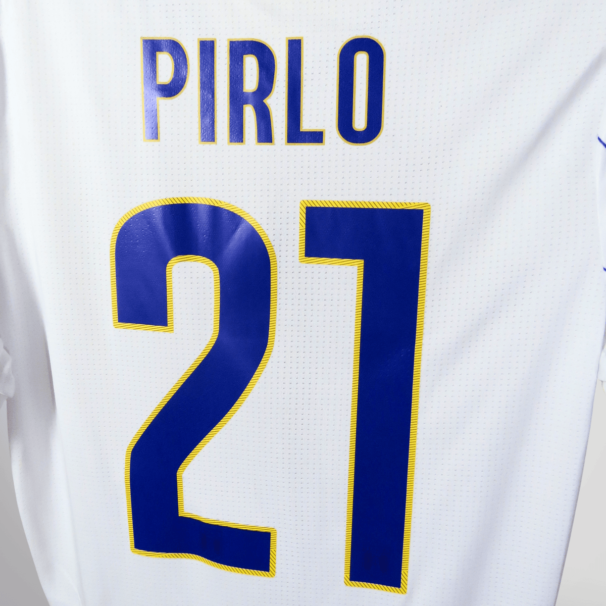 Retro Italy 2014-2015 Away football jersey by Puma, Pirlo 21, size M | Nostalgic Football Shirts