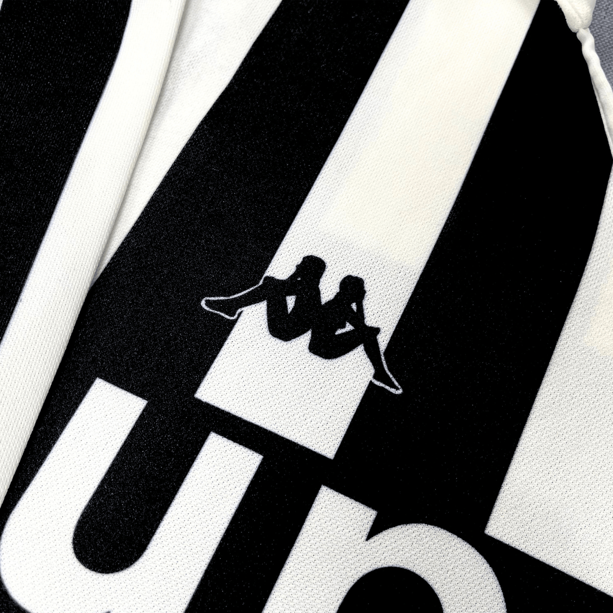 Vintage Juventus 1989-1990 Home longsleeve football shirt with number 11 print, size S | Nostalgic Football Shirts