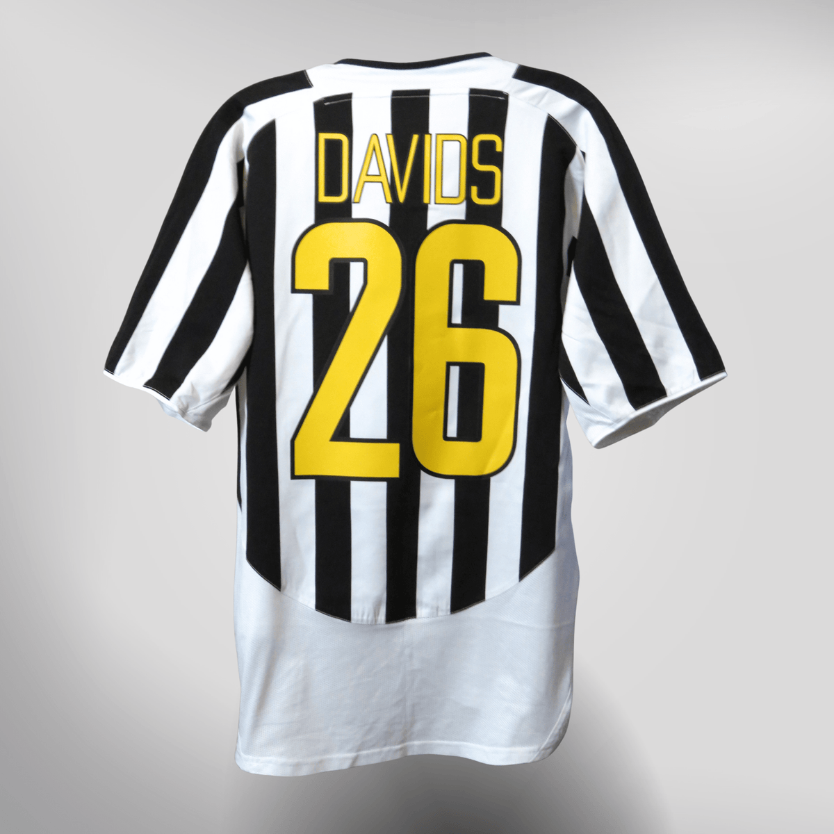 Vintage Juventus 2003-2004 Home football shirt with Davids 26 print, size L | Nostalgic Football Shirts