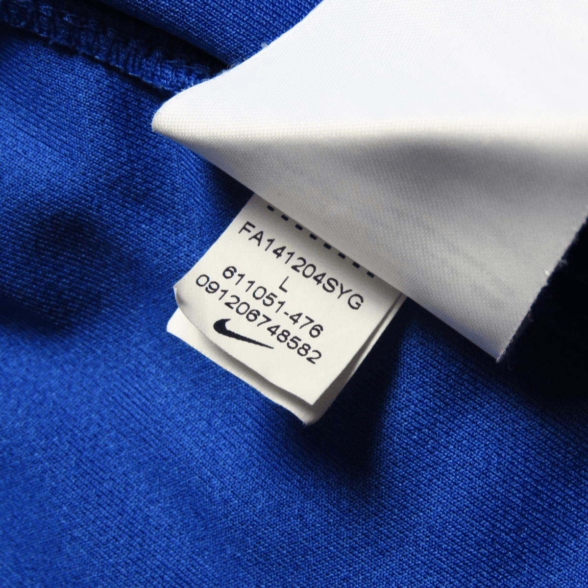 Retro Manchester City 2014-2015 Away football jersey by Nike, Agüero 16, size L | Nostalgic Football Shirts