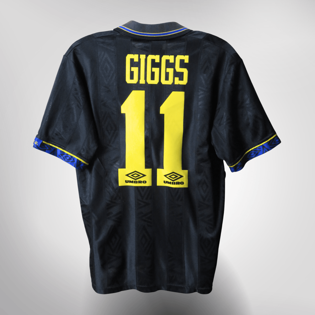 Vintage Manchester United 1993-1995 Away football shirt with Giggs 11 print, size M | Nostalgic Football Shirts
