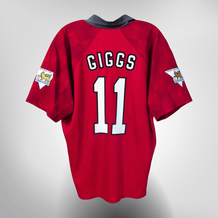 Vintage Manchester United 1996-1998 Home football shirt with Giggs 11 print, size L | Nostalgic Football Shirts