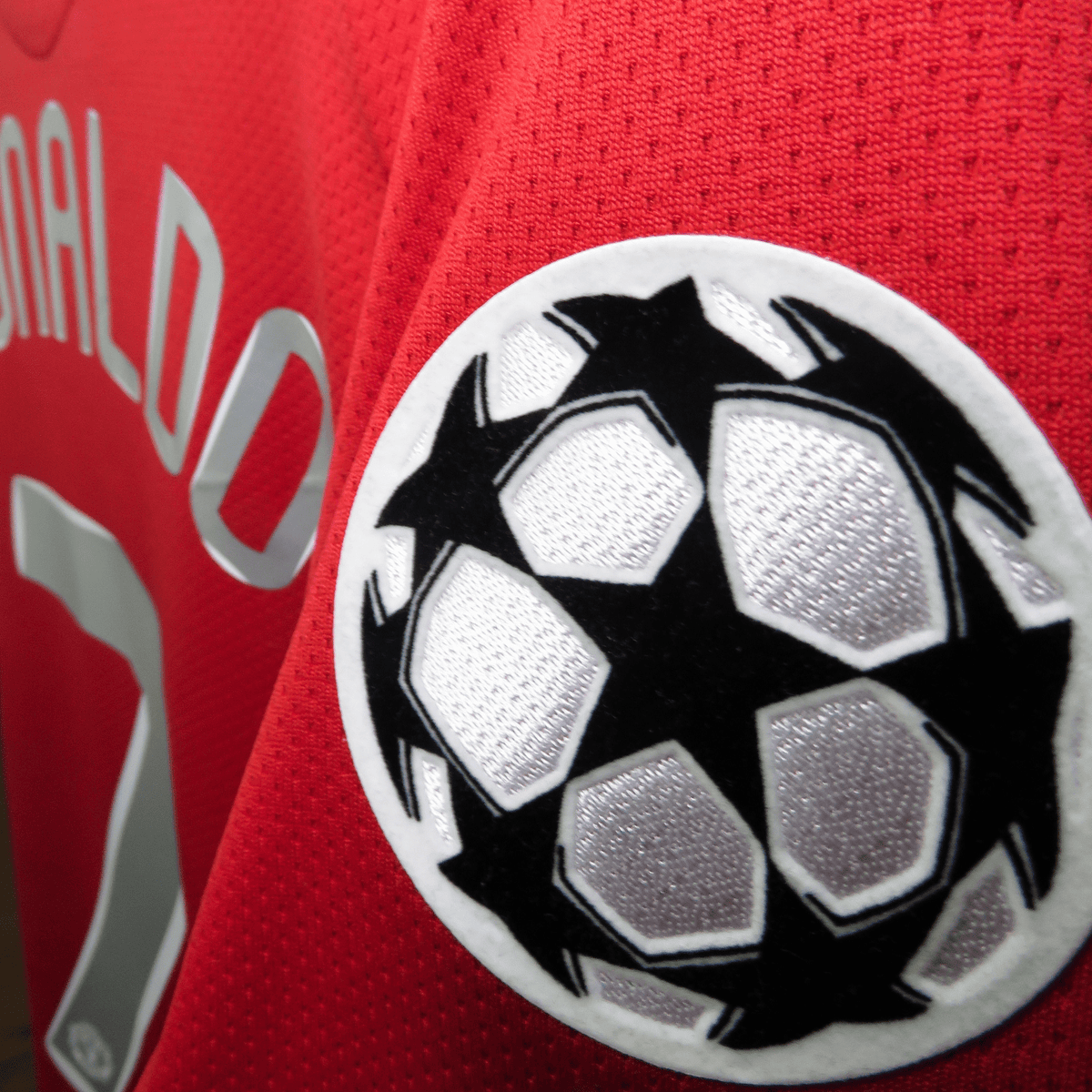 Vintage Manchester United 2007-2009 Home football shirt with Ronaldo 7 print, size S, product code 237924-666 | Nostalgic Football Shirts