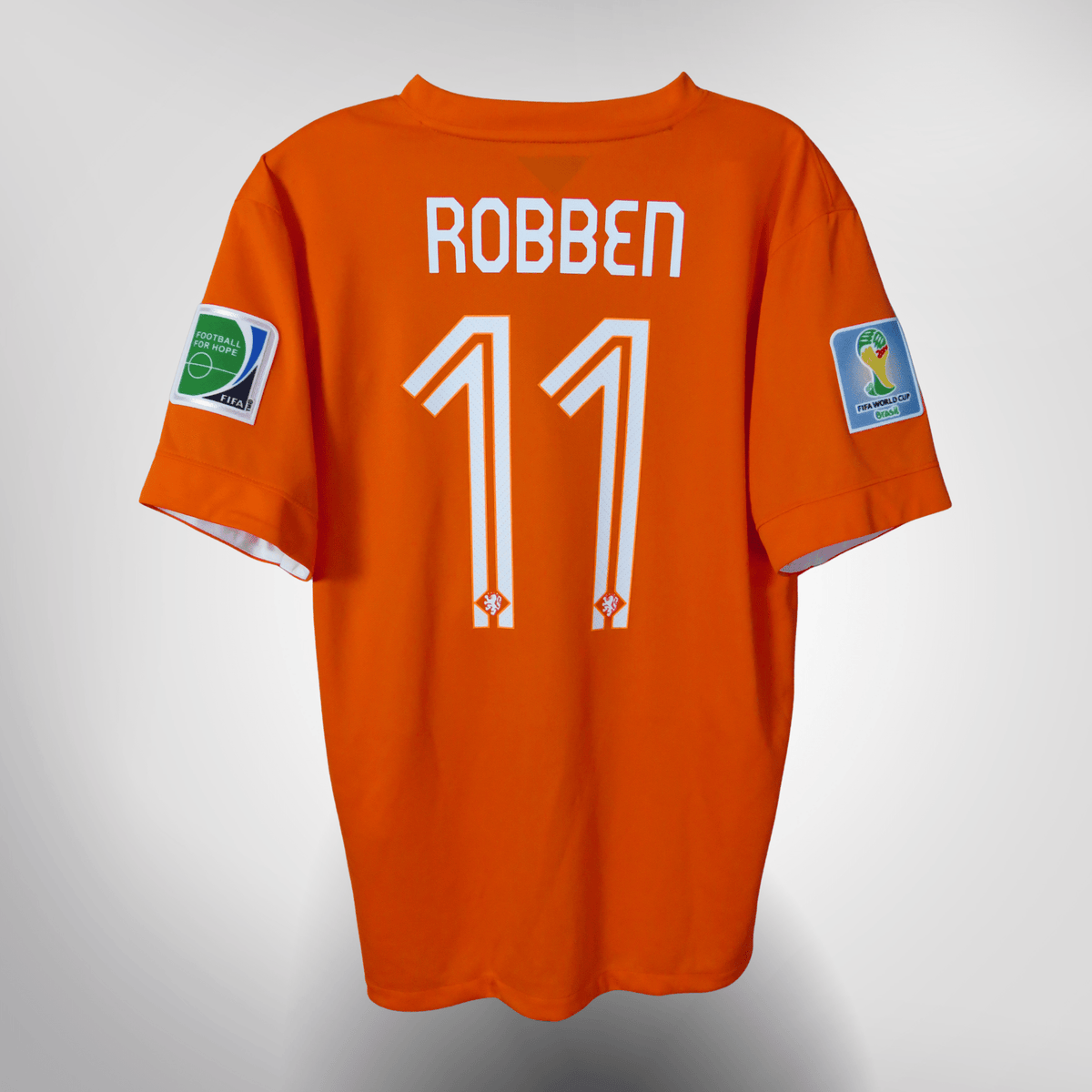Vintage Netherlands 2014-2015 Home football shirt with Robben 11 print, size M | Nostalgic Football Shirts