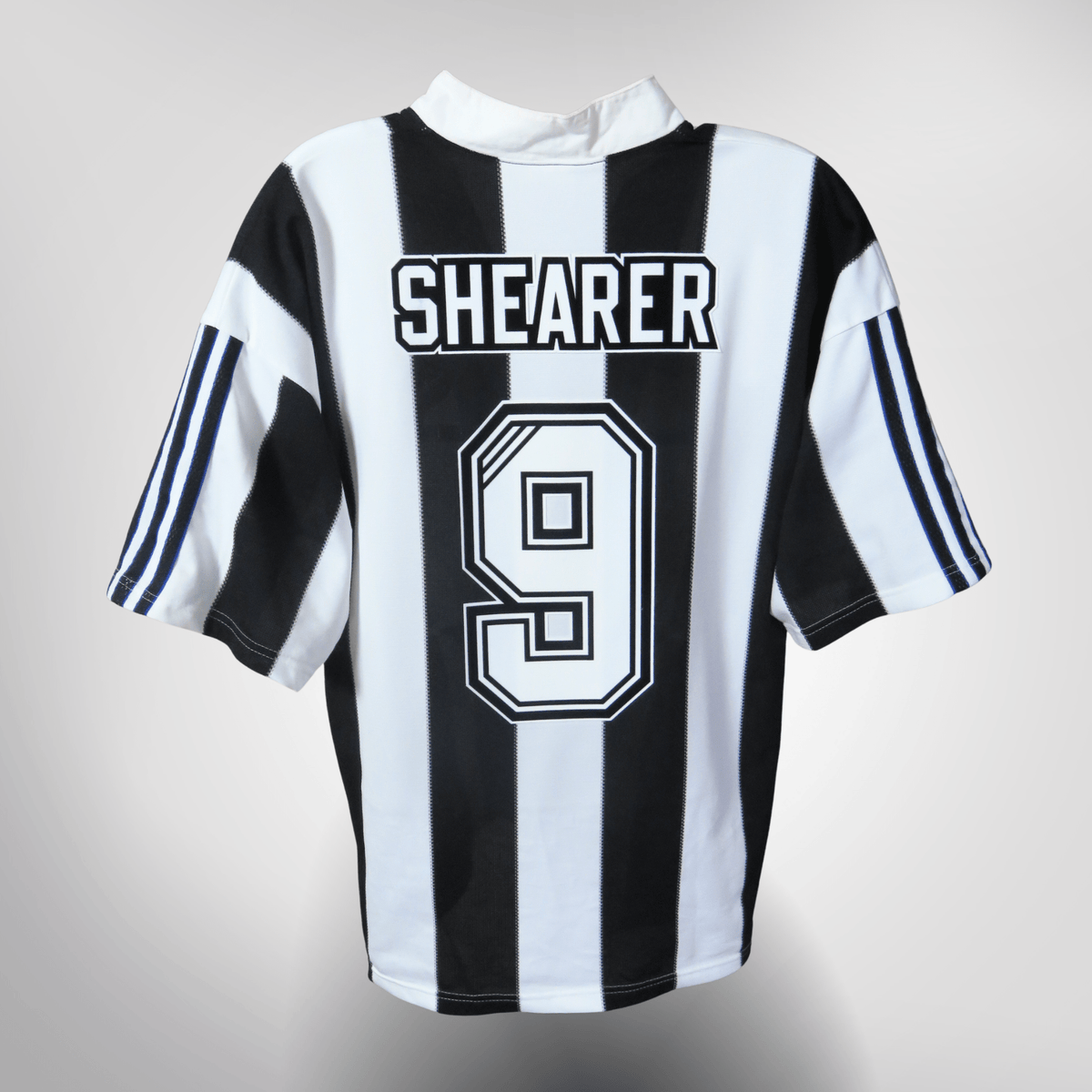 Vintage Newcastle United 1995-1997 Home football shirt with Shearer 9 print, size L | Nostalgic Football Shirts