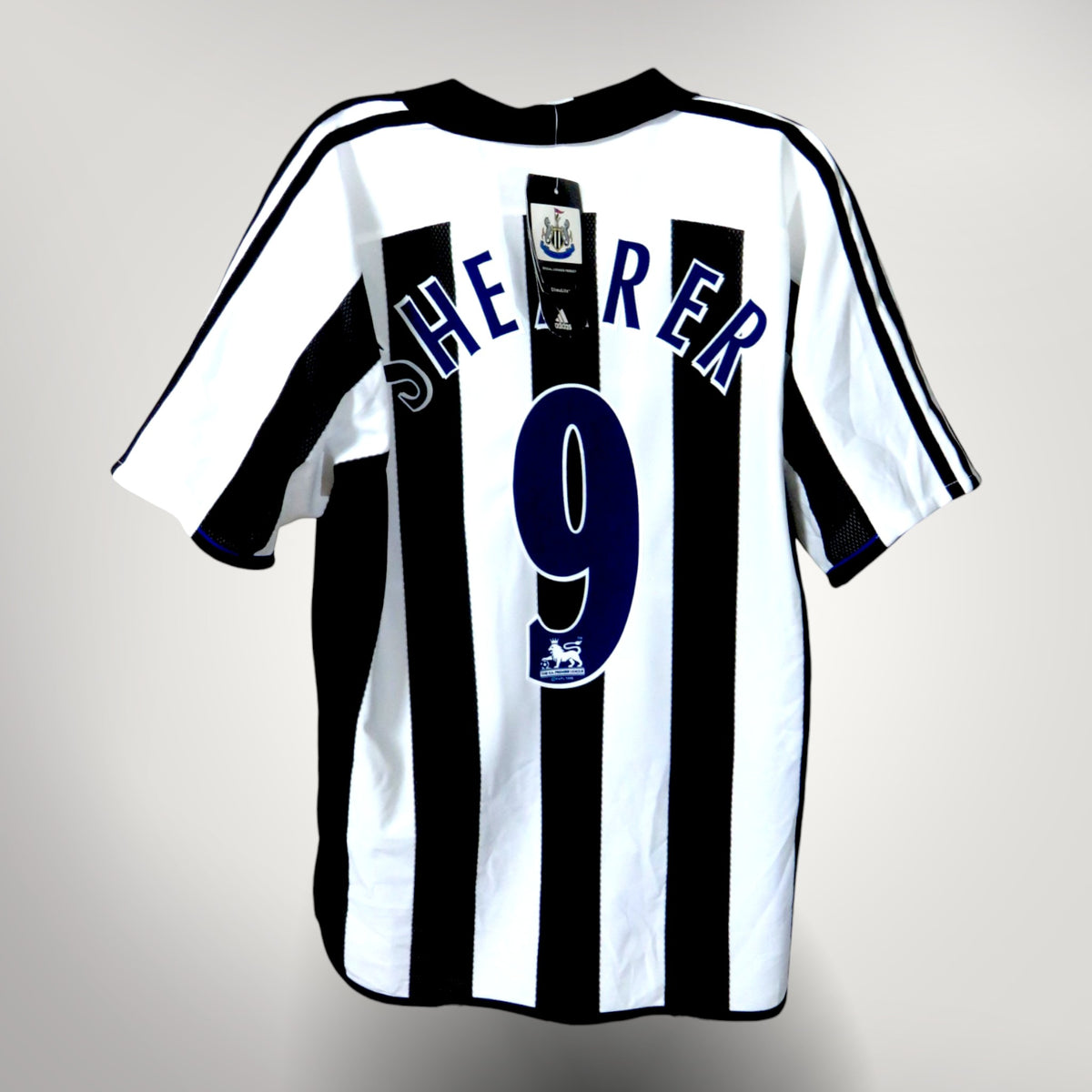 Vintage Newcastle United 2003-2005 Home football shirt with Shearer 9 print, size M | Nostalgic Football Shirts
