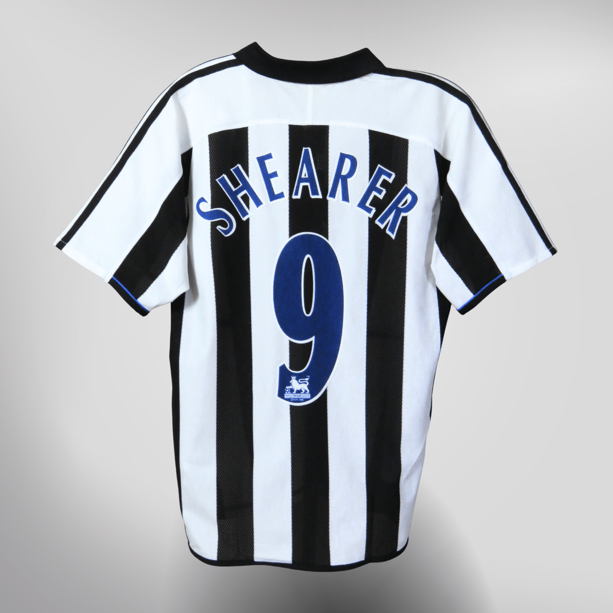 Vintage Newcastle United 2003-2005 Home football shirt with Shearer 9 print, size S | Nostalgic Football Shirts
