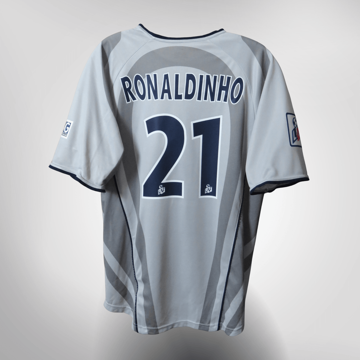 Vintage PSG 2001-2002 Away football shirt with Ronaldinho 21 print, size M | Nostalgic Football Shirts