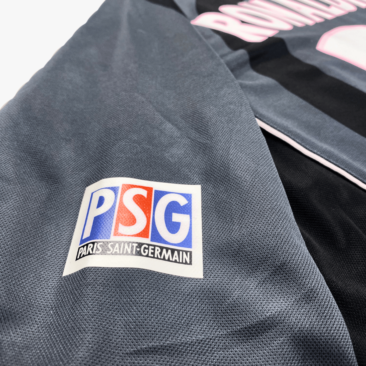 Vintage PSG 2001-2002 Third football shirt with Ronaldinho 21 print, size L | Nostalgic Football Shirts