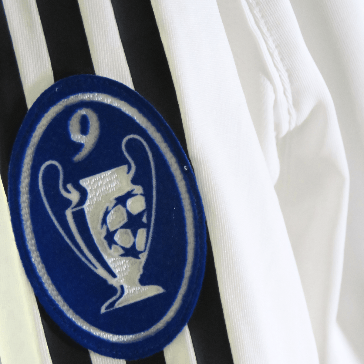 Authentic Adidas Real Madrid 2005-2006 Home longsleeve shirt, Ronaldo 9 on the back, size M | Nostalgic Football Shirts
