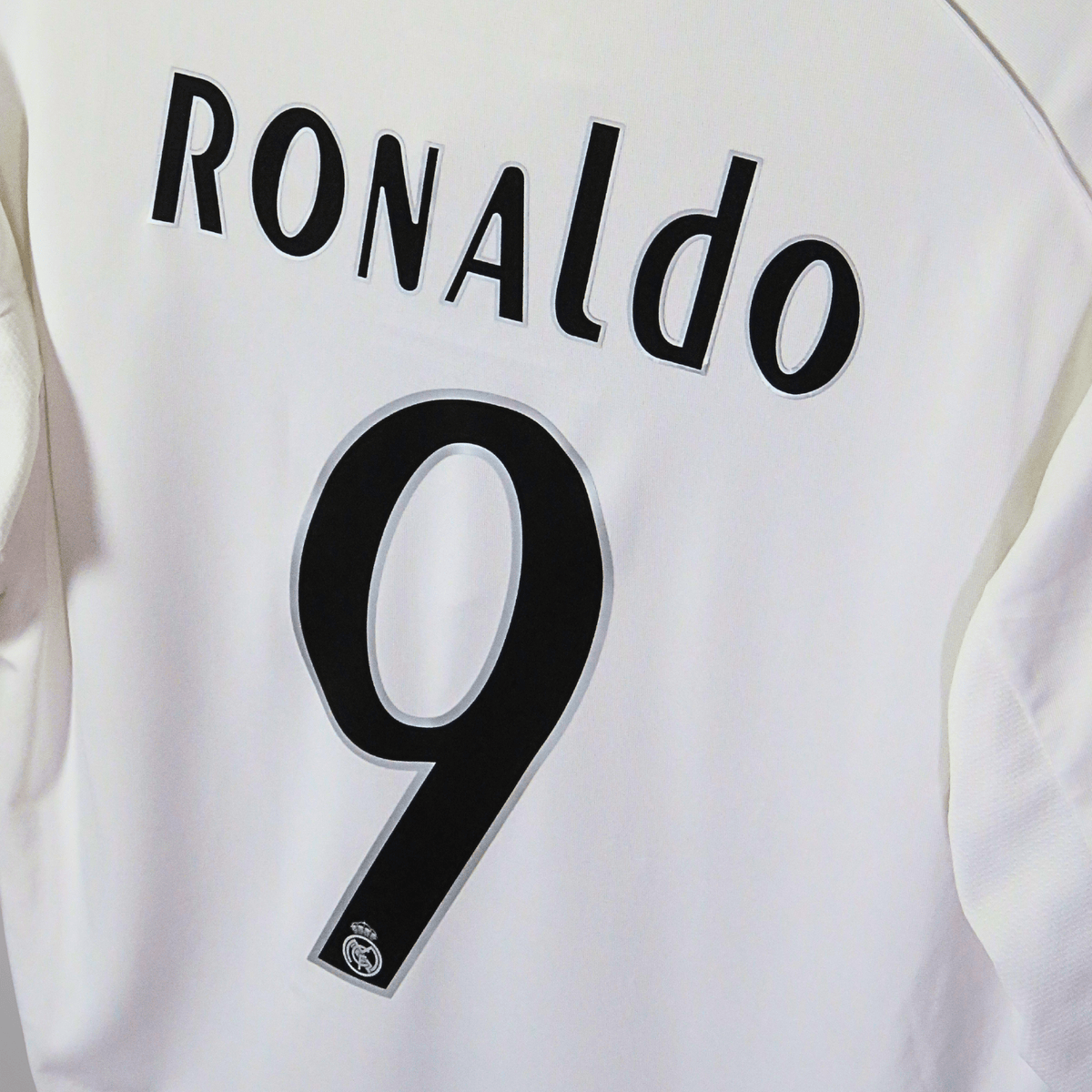 Real Madrid 2005-06 Home Ronaldo #9 Shirt M – Nostalgic Football