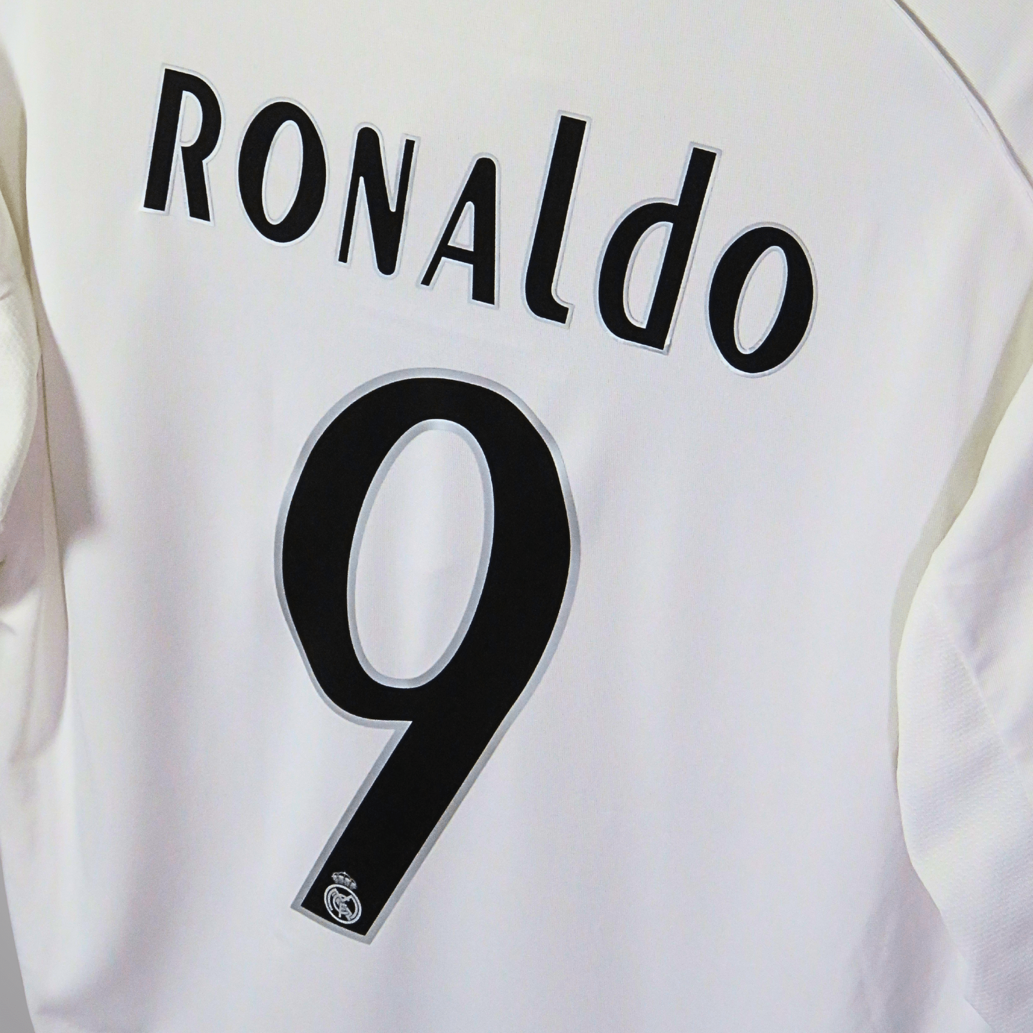 Real Madrid 2005-06 Home Ronaldo #9 Shirt M – Nostalgic Football Real Madrid 2005-06 Home Ronaldo #9 Shirt M – Nostalgic Football