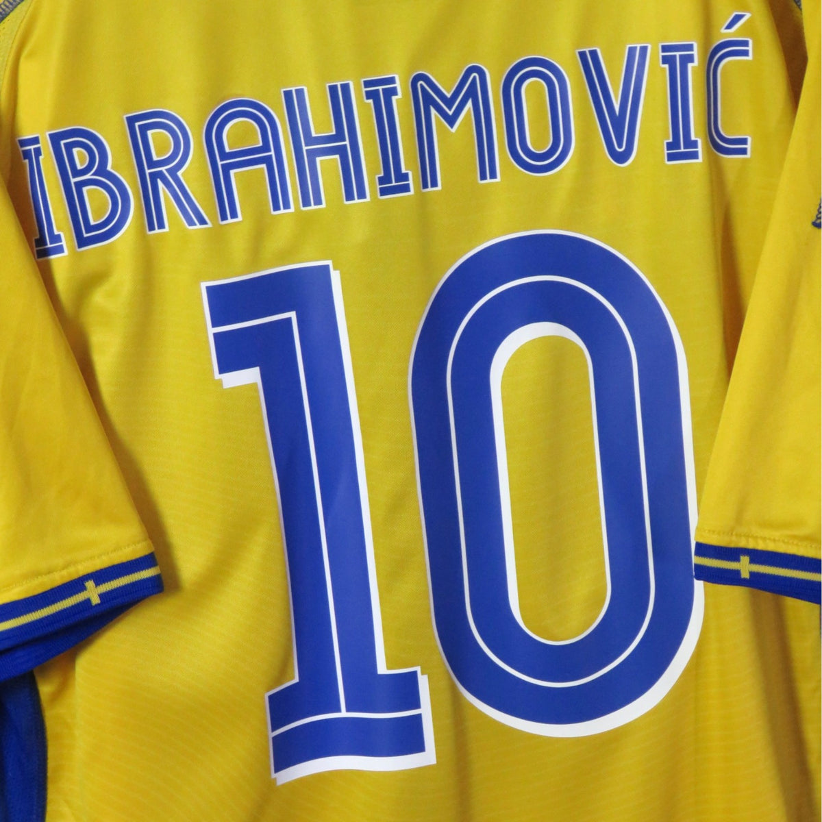 Retro Sweden 2003-2004 Home football jersey by Umbro, Ibrahimovic 10, size XL | Nostalgic Football Shirts