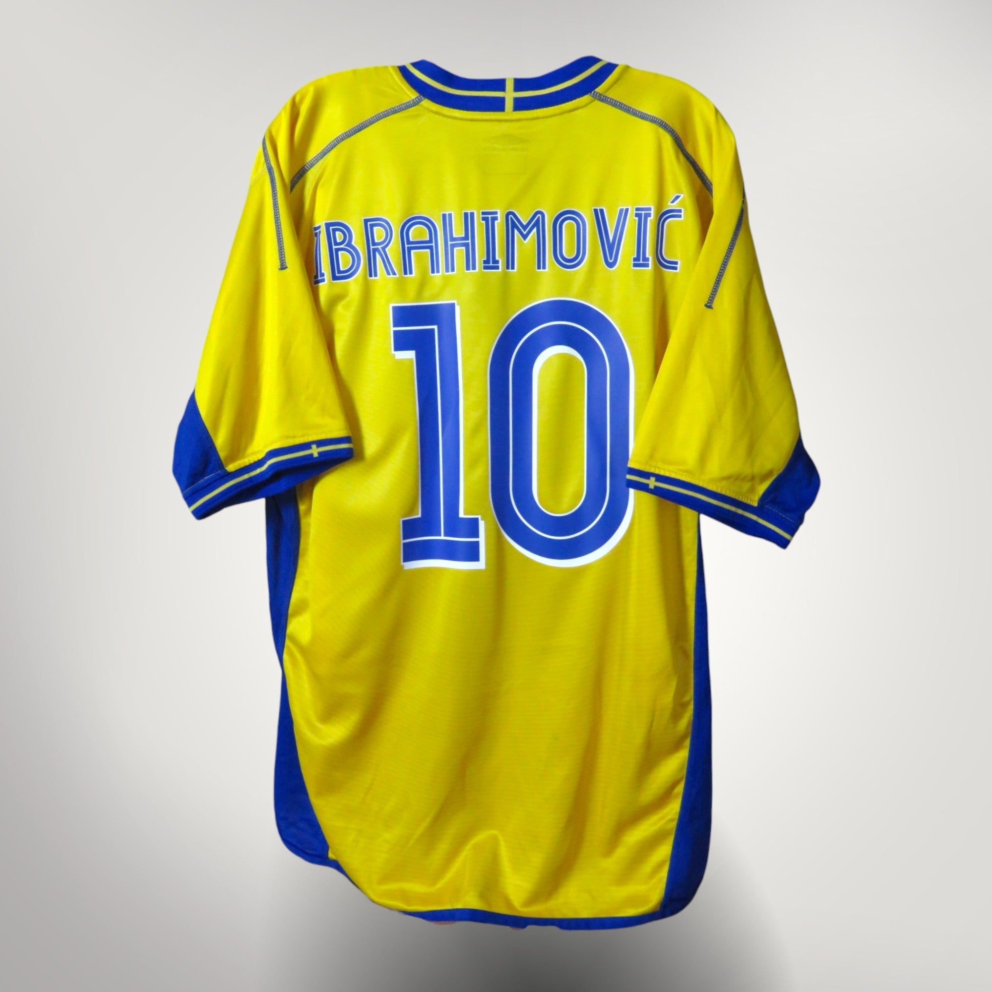 Vintage Sweden 2003-2004 Home football shirt with Ibrahimovic 10 print, size XL | Nostalgic Football Shirts