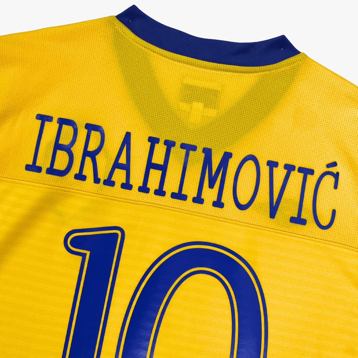 Retro Sweden 2010-2012 Home football jersey by Umbro, Ibrahimović 10, size L | Nostalgic Football Shirts