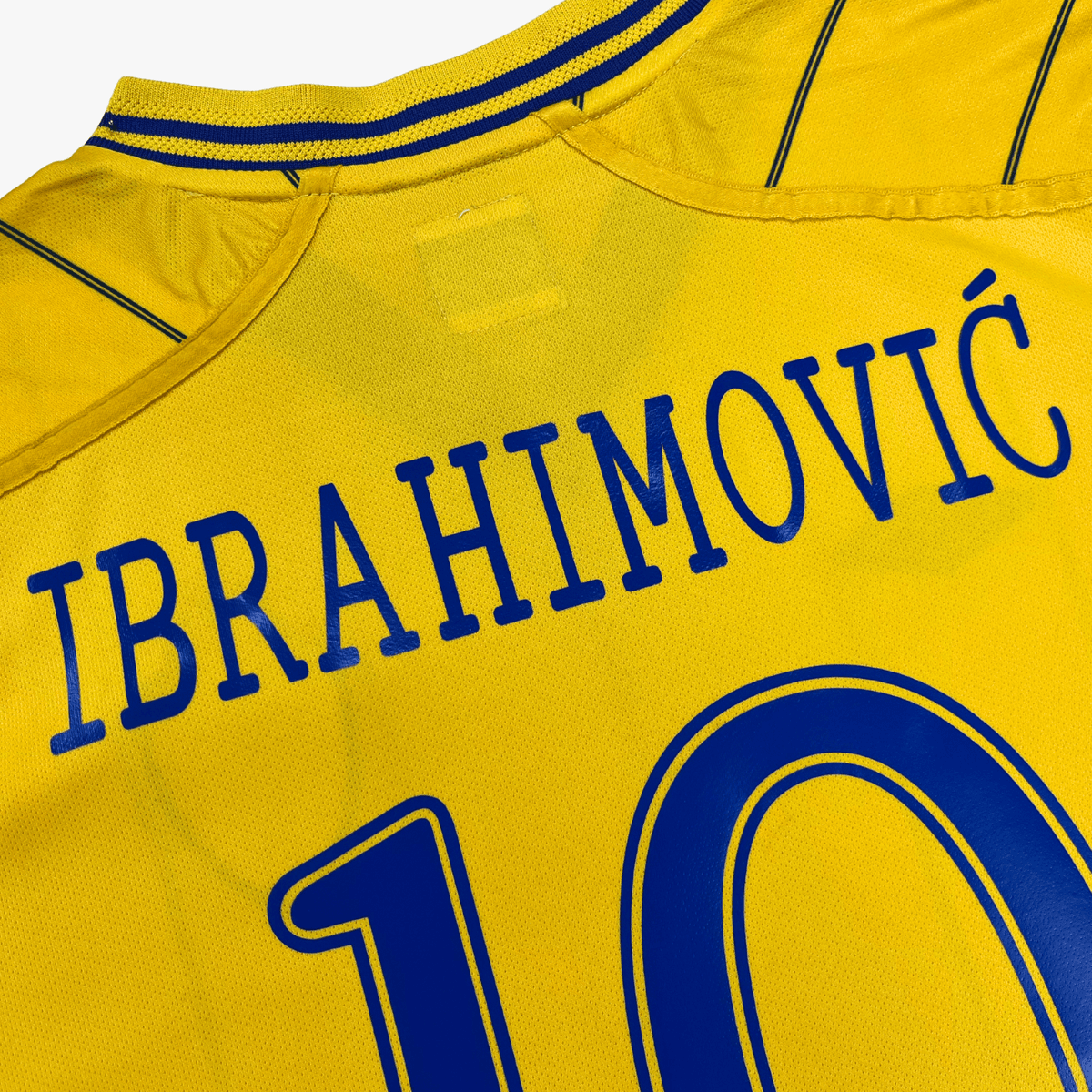 Retro Sweden 2012-2013 Home football jersey by Umbro, Ibrahimović 10, size XXL | Nostalgic Football Shirts