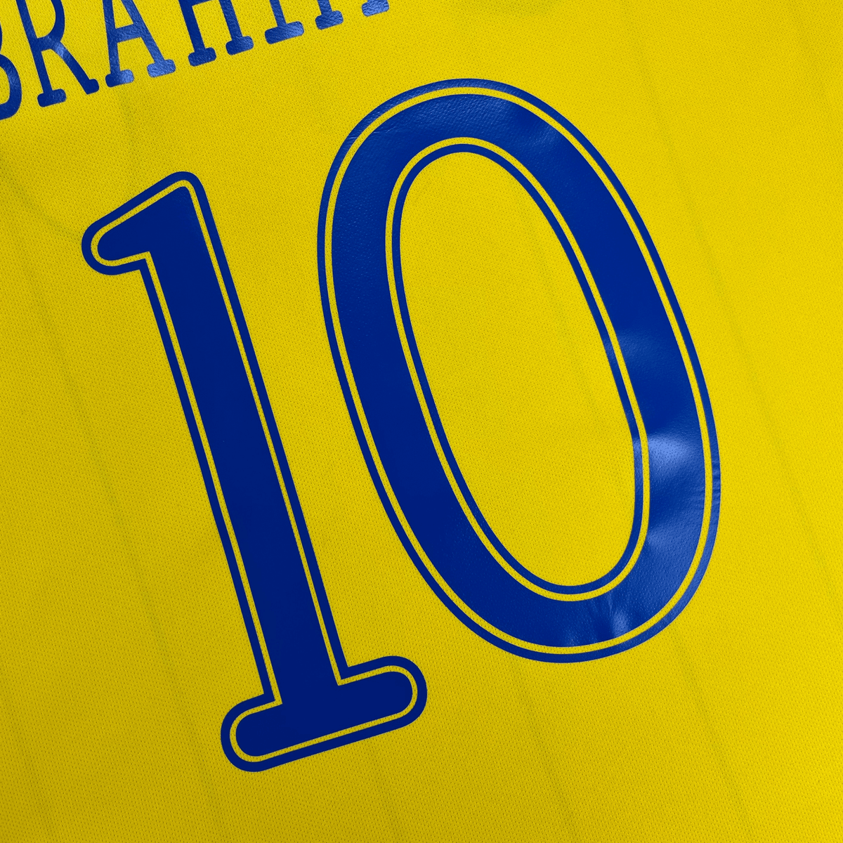 Retro Sweden 2012-2013 Home football jersey by Umbro, Ibrahimović 10, size XXL | Nostalgic Football Shirts
