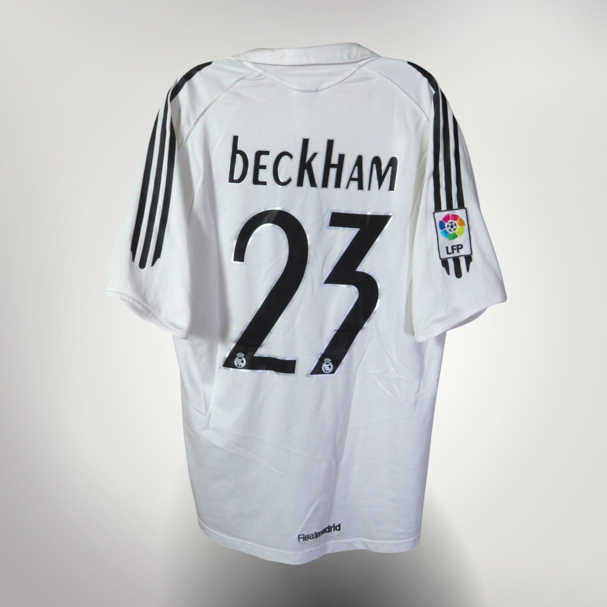 Vintage Real Madrid 2005-2006 Home football shirt with Beckham 23 print, size M, product code 109879 | Nostalgic Football Shirts