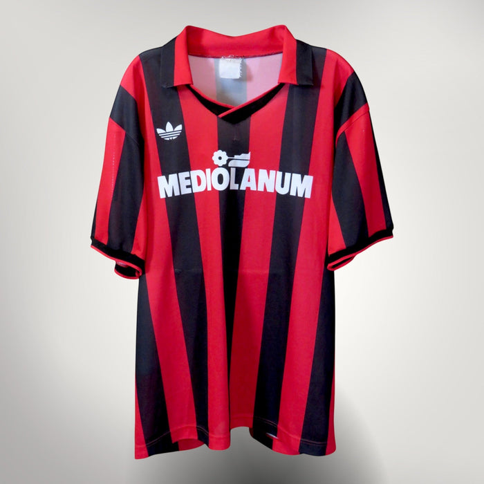 Nostalgic Football Shirts AC Milan 1990-91 thuisshirt met iconische rood-zwarte strepen, Mediolanum sponsor en Adidas logo.