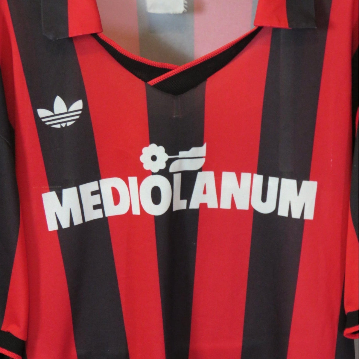 Nostalgic Football Shirts AC Milan 1990-91 thuisshirt met iconische rood-zwarte strepen, Mediolanum sponsor en Adidas logo.