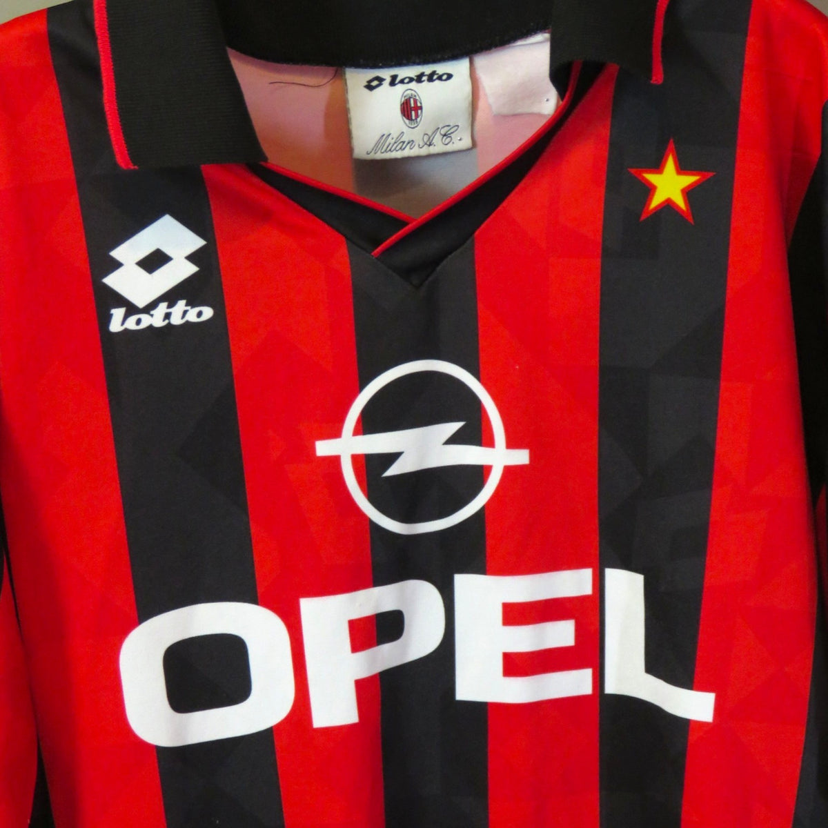 Nostalgic Football Shirts AC Milan 1994-95 thuisshirt met rood-zwarte strepen, zwarte kraag en Opel-sponsorlogo.