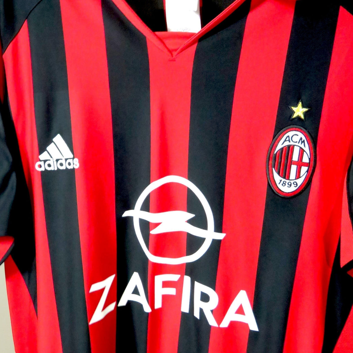 Nostalgic Football Shirts AC Milan 2005-06 thuisshirt met rood-zwarte strepen, Adidas logo en Opel sponsor.