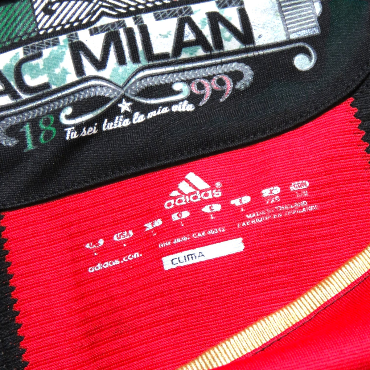 Nostalgic Football Shirts AC Milan 2010-11 thuisshirt label met Adidas ClimaCool technologie en clubdetails