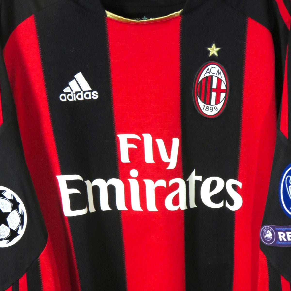 Nostalgic Football Shirts AC Milan 2010-11 thuisshirt met rode en zwarte strepen, Adidas logo en clubembleem.