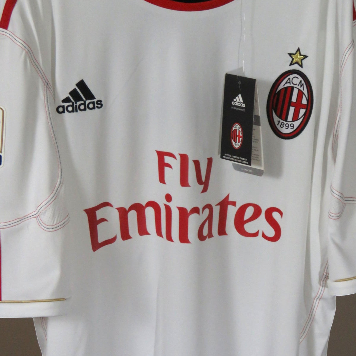 Nostalgic Football Shirts AC Milan 2010-11 uitshirt in wit met rood-zwarte details en Fly Emirates sponsorlogo