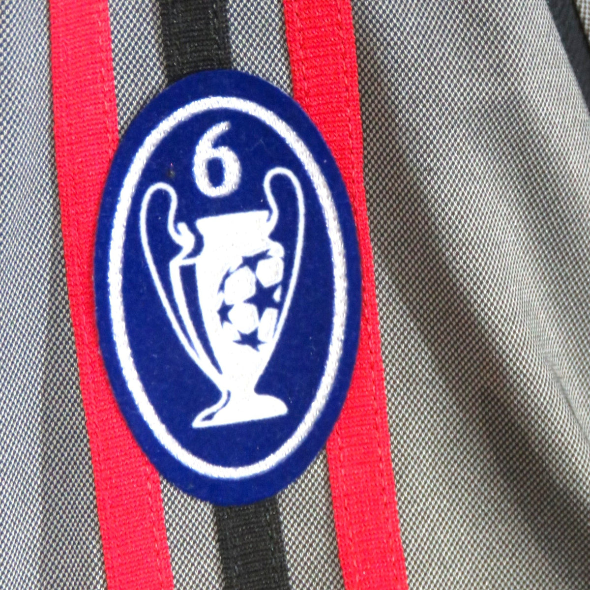Nostalgic Football Shirts AC Milan 2003-04 third shirt detail met blauwe Champions League badge met nummer 6