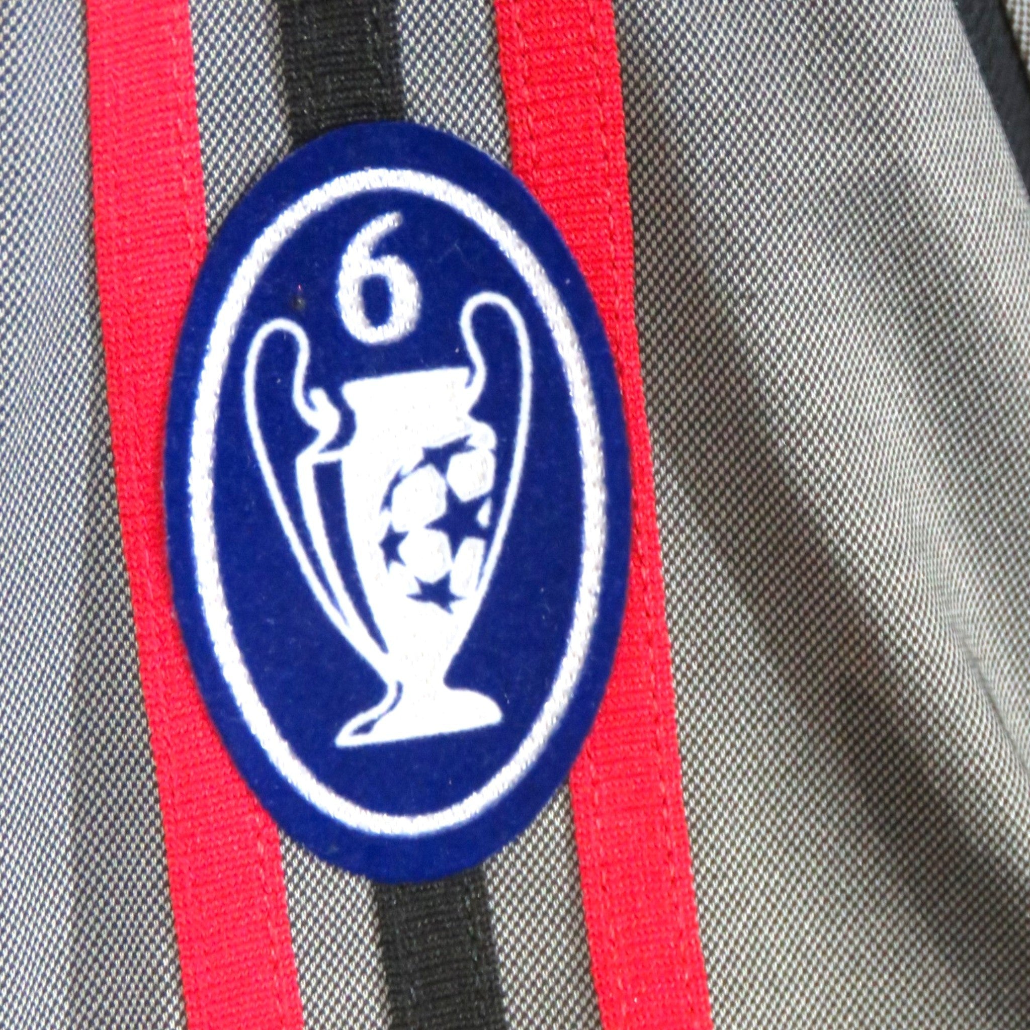 Nostalgic Football Shirts AC Milan 2003-04 third shirt detail met blauwe Champions League badge met nummer 6