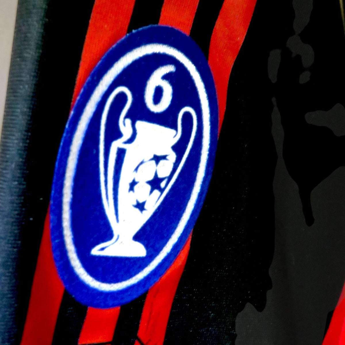 Nostalgic Football Shirts AC Milan 2005-06 thuisshirt met blauwe Champions League badge op rood-zwarte strepen